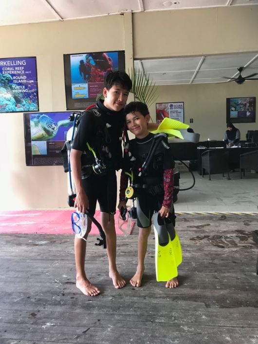 Martin and Michi mit tauchausruestung.JPG