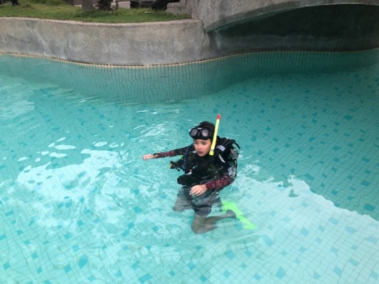 michi im pool .jpg